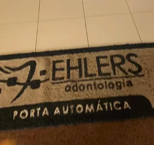 Tapete EHLERS odontologia na porta automática da entrada